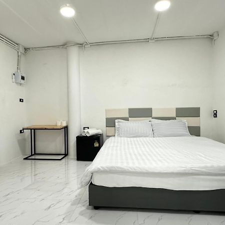 Megun 10 L Apartment Bangkok Exterior photo